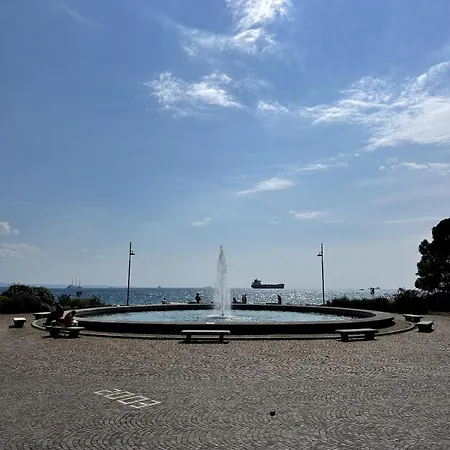 Apartment Stylish Seaside With Garden & Gulf Views