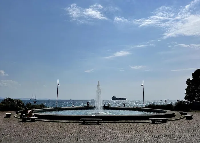 Διαμέρισμα Stylish Seaside With Garden & Gulf Views